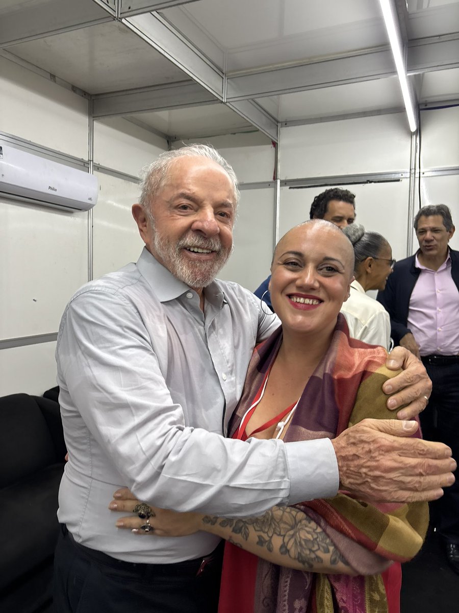 KriskaCarvalho's tweet photo. Zerei a vida mais uma vez! E vocês não têm ideia da história por trás dessas fotos. E, claro, nada ia me impedir de ir à convenção partidária de São Paulo, das eleições mais importantes das nossas vidas.

Quando o presidente Lula veio cumprimentar as pessoas, ele se abaixou e beijou minha cabeça e meu rosto. Eu travei! Comecei a chorar e não consegui falar absolutamente nada. E ele ali, esperando que eu tirasse as fotos. 😂

Na hora pensei: “Perdi a foto do presidente beijando minha careca.”

Mandei para o meu companheiro , e ele respondeu: “Será que o Stuckert não fotografou?”

Fui lá perguntar🫠

E não é que o Stuckert pediu para eu esperar o fim do evento porque faria a foto? Imaginem a emoção da militante!

Esperei, e chegou o momento. Dessa vez consegui falar. Disse o quanto admiro o presidente, o quanto ele é importante para mim. Foi um momento lindo. Ele me desejou força, olhou para mim e disse que eu parecia ser uma pessoa muito forte. Eu só consegui chorar.

O presidente Lula tem uma aura impressionante, uma energia que eu simplesmente não consigo explicar. Recebo esse carinho como uma benção de cura.

Temos muita sorte de viver no mesmo tempo que o presidente Lula.

LULA PRESIDENTE ❤️