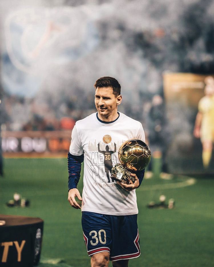 GANARIL1's tweet photo. اللي يقول ميسي مايطلع في المباراة الا بسبب البلنتيات…

عندي له إحصائية بسيطة وبعدين يحكم بنفسه. 👇

الهاتريك النظيف (بدون أي ركلة جزاء):

🇦🇷 ميسي: 44 هاتريك
🇵🇹 رونالدو: 29 هاتريك

فارق 15 هاتريك شفتوا الحين من اللي مايظهر الا بالبلنتيات؟. 🐐🔥 https://t.co/Lm31vhXYxQ