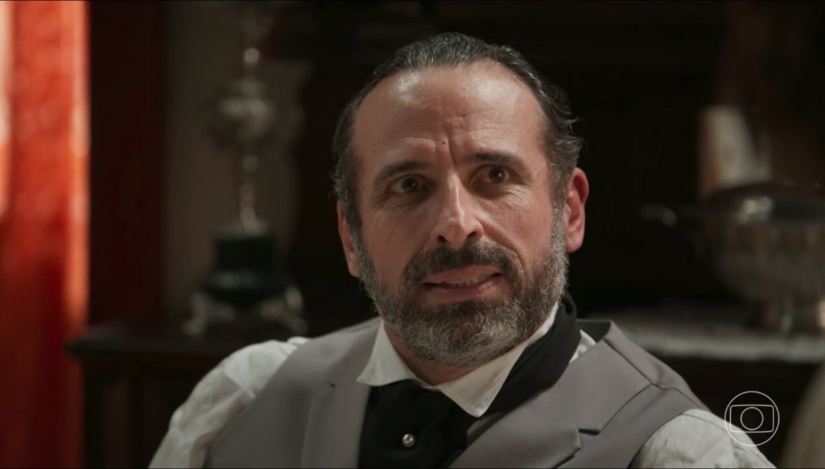 marcospitta's tweet photo. César Ferrario está dando um verdadeiro show de atuação como Fortunato em #ANobrezaDoAmor
O personagem é desprezível justamente porque precisa humilhar os outros para se sentir maior. Na cena em que descobre o namoro de Manoel com Ana Maria, ele não ataca apenas o filho. Esmaga a esposa, despreza Ana Maria, diz que a cidade vai rir dele e transforma a mesa de jantar, que nem começou, em ambiente de puro constrangimento.

César interpreta tudo isso com intensidade impressionante, sem transformar Fortunato em um vilão caricato. A violência está nas palavras, no tom de voz, no olhar e na forma como despeja as sujas e duras palavras. É uma atuação que incomoda porque parece real. Grande trabalho.