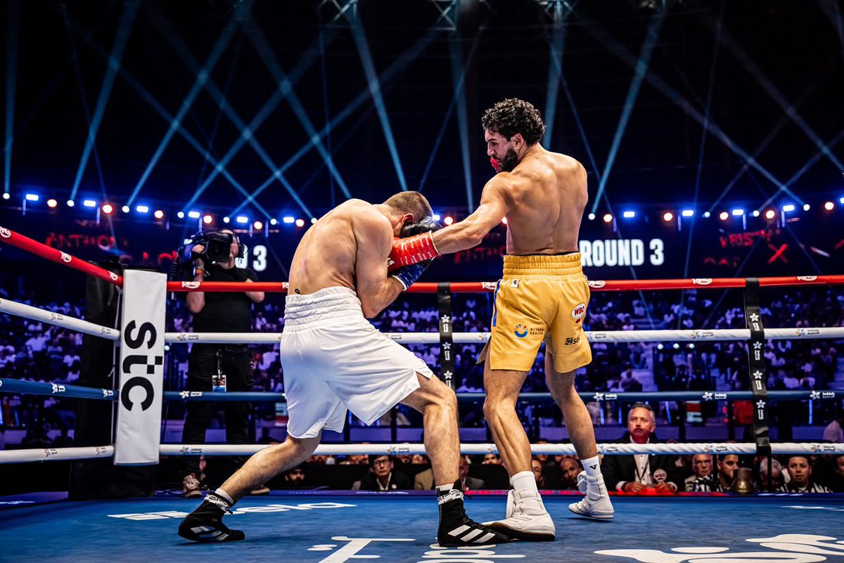 Turki_alalshikh's tweet photo. البريطاني حمزة شيراز يحافظ على لقبه WBO للوزن المتوسط ضد الألماني سيمون زاكنهوبر في حدث The Comeback 😎🔥

Britain’s Hamzah Sheeraz retains his WBO Middleweight title against Germany’s Simon Zachenhuber at The Comeback 😎🔥

شاهدوا النزال مباشرة على دازن 
Watch the live on DAZN https://t.co/BN36tAVgCr