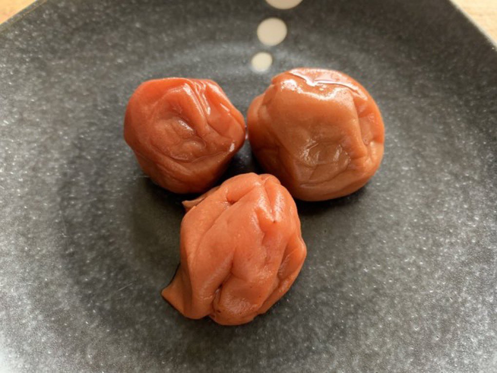 mococo321's tweet photo. 今日は夏の土用の丑の日。

・「う」のつくもの
・黒い色のもの

を食べると暑い夏を元気で乗り切れると言われます。
うなぎ、うどん、梅干し、ウリ科(きゅうり、スイカ、冬瓜)、しじみ、黒ごま、黒キクラゲ、黒豆などなど…

皆さんもうのつくものか黒いもの食べて元気に夏を乗り切りましょう！ https://t.co/kZv6LEQk91