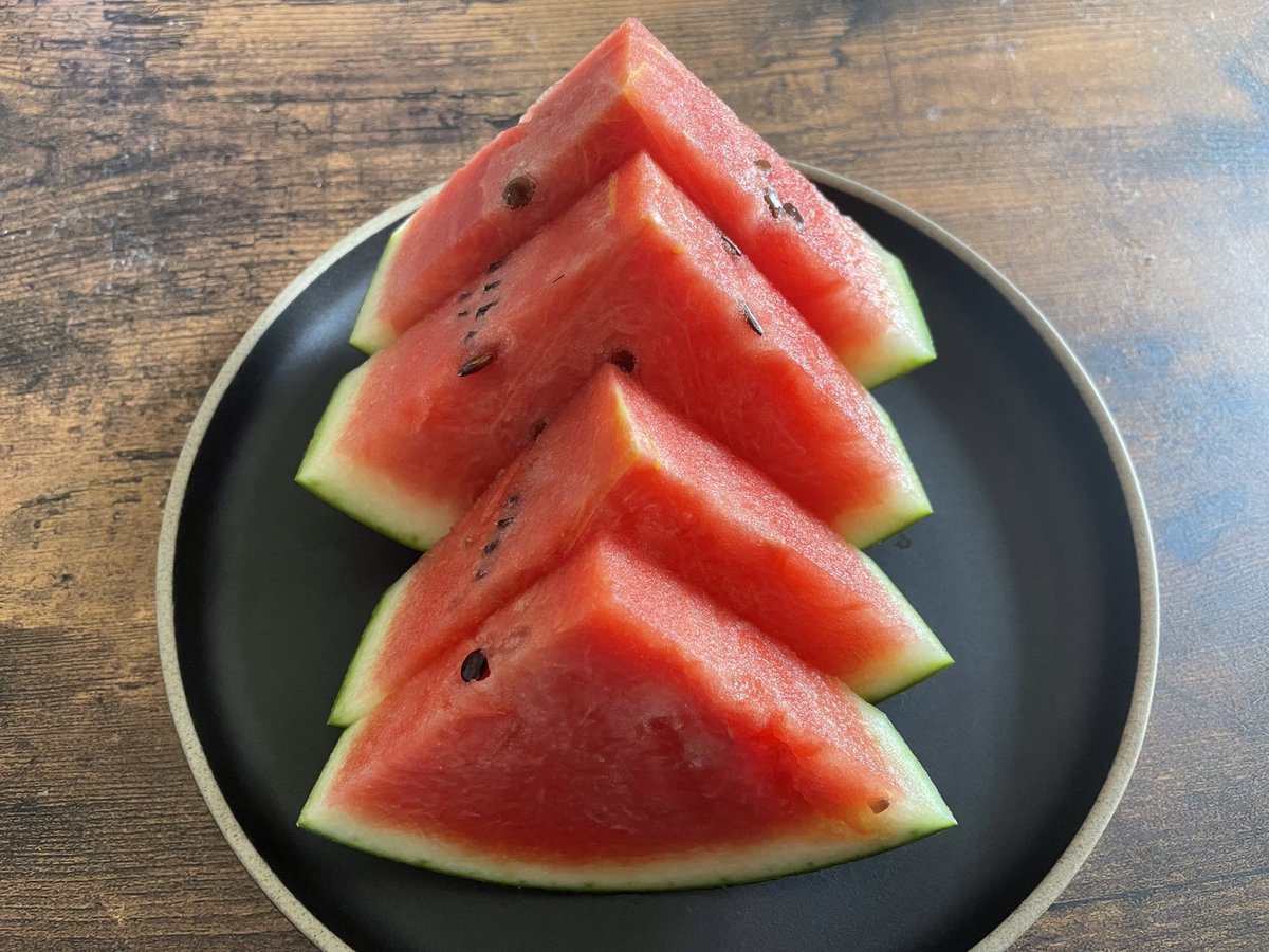 mococo321's tweet photo. 今日は夏の土用の丑の日。

・「う」のつくもの
・黒い色のもの

を食べると暑い夏を元気で乗り切れると言われます。
うなぎ、うどん、梅干し、ウリ科(きゅうり、スイカ、冬瓜)、しじみ、黒ごま、黒キクラゲ、黒豆などなど…

皆さんもうのつくものか黒いもの食べて元気に夏を乗り切りましょう！ https://t.co/kZv6LEQk91