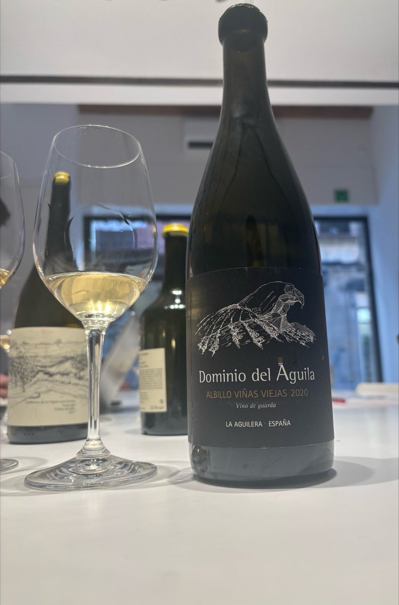 roc_sumiller's tweet photo. Dominio del Águila Viñas Viejas 2020 💛
Un blanco de enorme personalidad, carácter mineral y precisión.
Probablemente uno de los mejores blancos de España ✨
#dominiodelaguila #albillo #jorgemonzon #vilaviniteca https://t.co/pARREmbH11