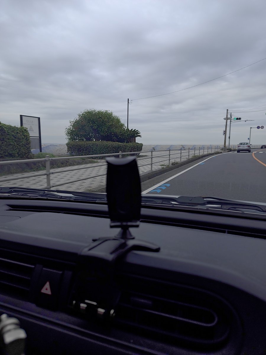 JA1BGJ's tweet photo. おはようございます。🚗の試運転でR134を下りました。波もウネリも弱く、サーファー🏄‍♂️諸氏は退屈そう。近年、ロングボードをよく見るようになりました。Beach boysのレコジャケなんかに出てくるヤツ。hang tenとかhang fiveとかやってるの？😁 https://t.co/5AdMpCsvgg
