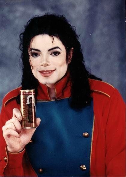 cris_rys7's tweet photo. Did you know that Michael had his own soda called Mystery during the HIStory tour?

Michael was very strict in his preparation, he asked that he had neither flavorings nor artificial dyes. It contained seven vitamins and minerals to reply energy and had a concentrated peach flavor and fruit tea.