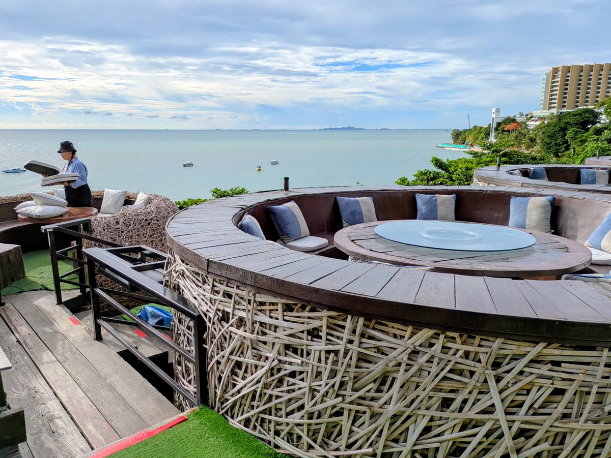 AsiantravelJ's tweet photo. 空中に浮かぶ鳥の巣のような物体は、円卓の座席だったんですね!
快晴の日は地獄のようですが屋内もあります。サンドイッチも美味しいしオススメです!! 🤩
#3mermaids https://t.co/8nZJJq8zxb