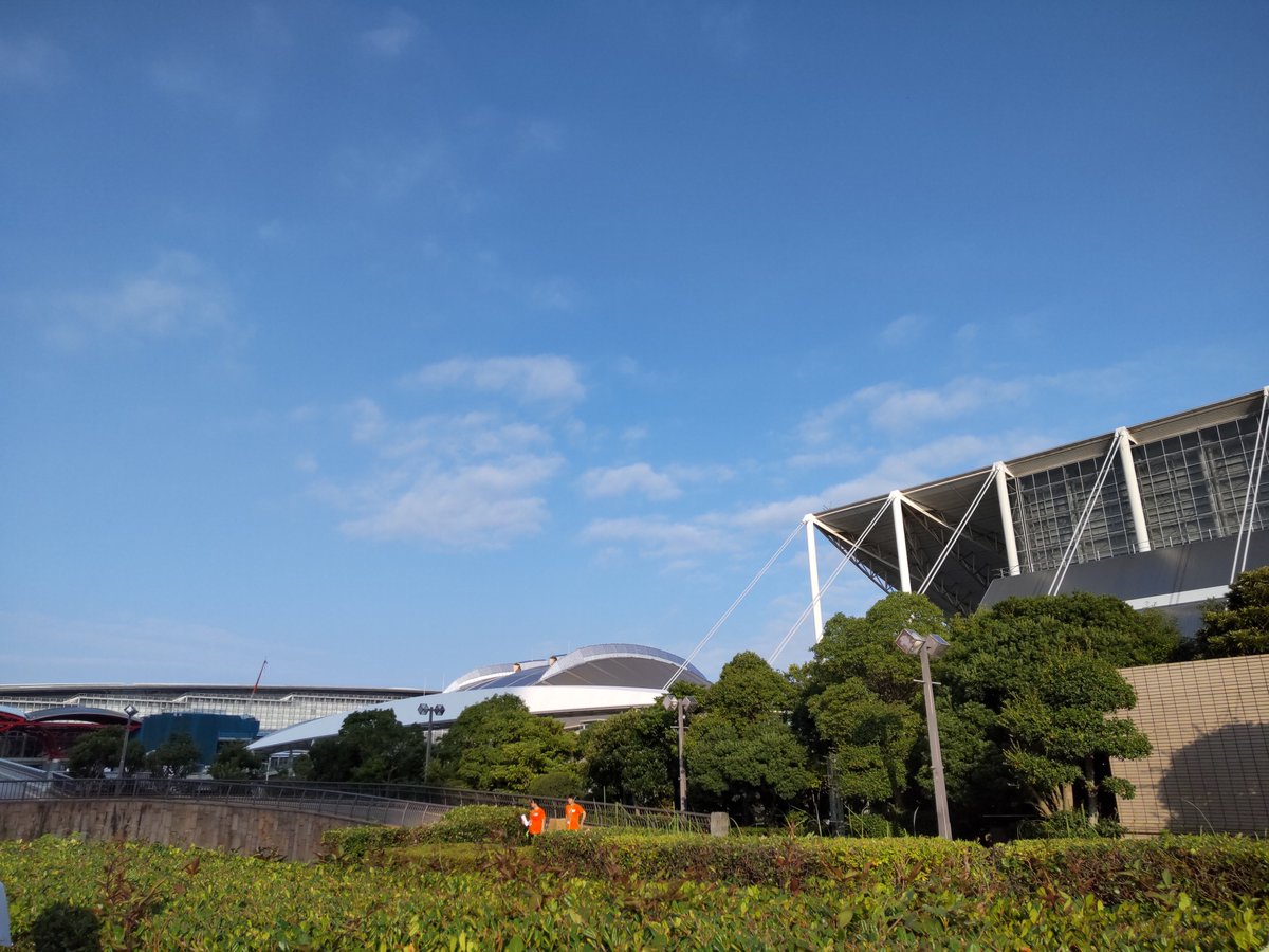 parallel_deg's tweet photo. ひとまず、ワンフェス待機列に整列できました。
既に結構人が並んでてびっくりしました。

今日はまだ曇りなので
まだ、そこまでの暑さじゃないですね。
飲み物幾つか凍らしてきたけど、
溶けない😭 https://t.co/SmjRqCd8yh
