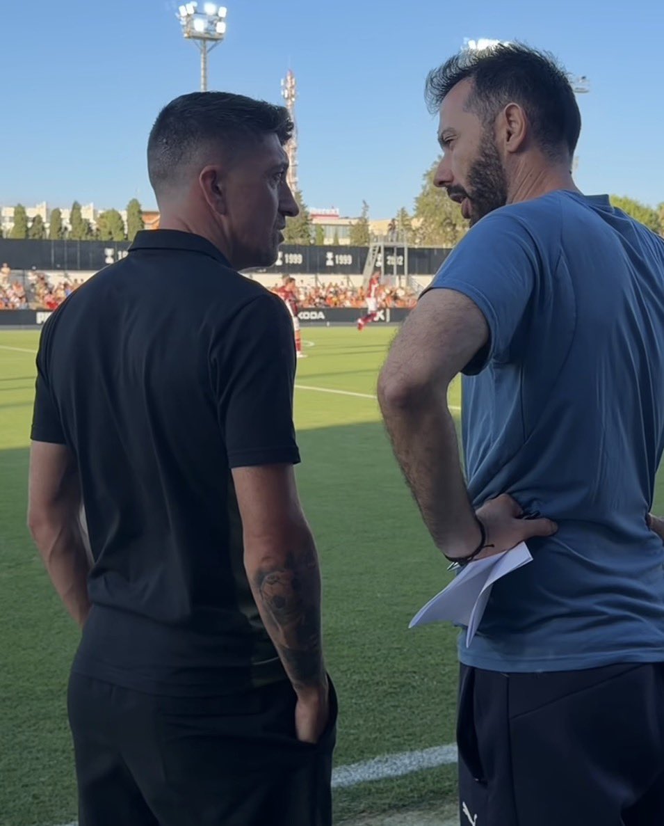 LeedsAllOver's tweet photo. 🤝 Pablo Hernandez and Carlos Corberan reunited on the touchline as Valencia hosted Castellon this evening.

Hernandez's side ran out 2-1 winners while there were three red cards late on.

📸 CDCastellon on IG

#LUFC https://t.co/je0AoJaDmn