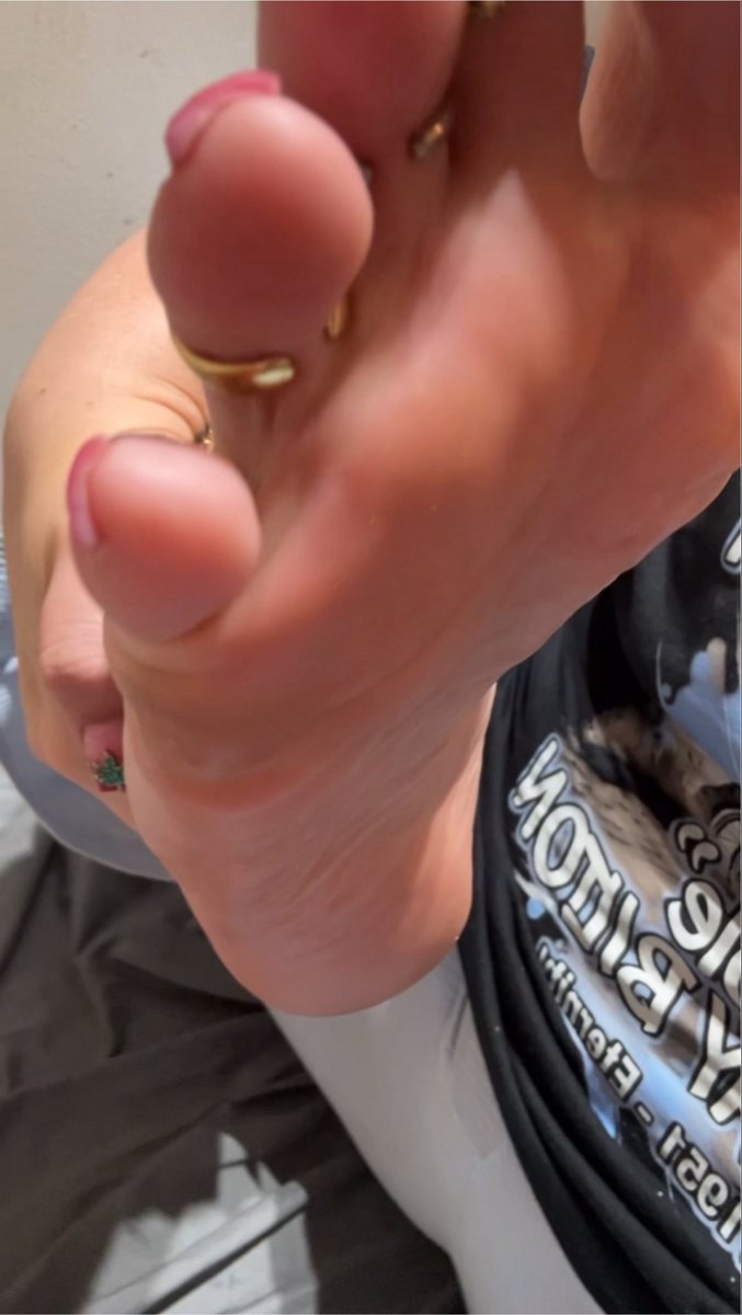 JazzyCommands's tweet photo. What color should we do next 🌈
#redtoes #pinksoles #feetfetısh #sexyfeet #sexysoles #findom https://t.co/fGirhluGpc