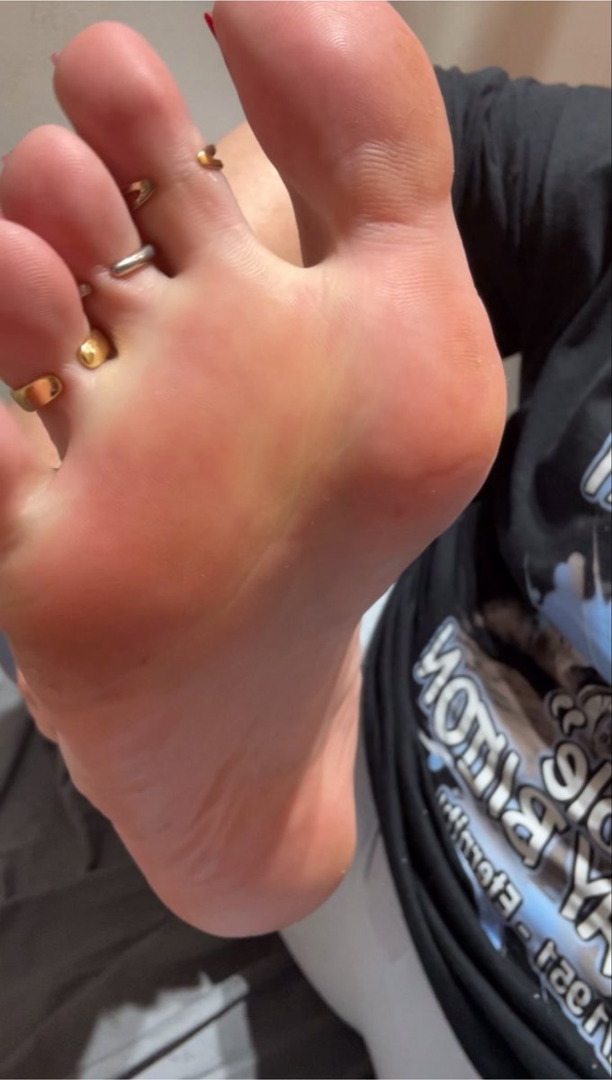 JazzyCommands's tweet photo. What color should we do next 🌈
#redtoes #pinksoles #feetfetısh #sexyfeet #sexysoles #findom https://t.co/fGirhluGpc