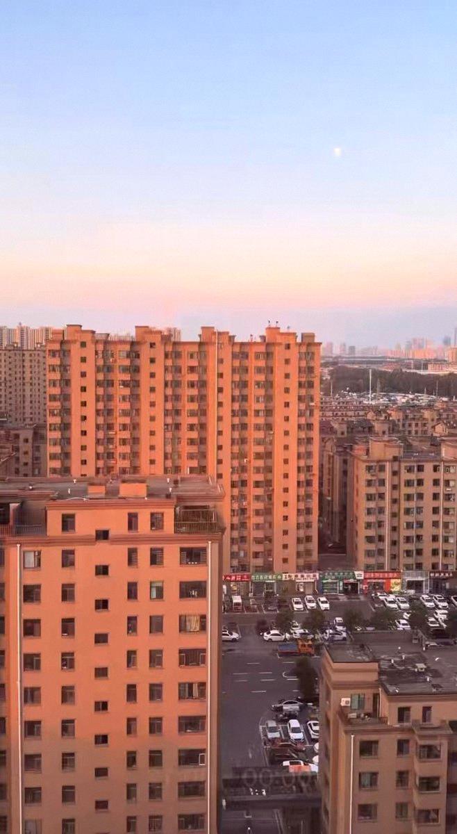 dcourege's tweet photo. 内地暑假开始了，几个学生在楼顶比看谁的胆子大，网友看得心惊肉跳。 https://t.co/8LWBujpLOq