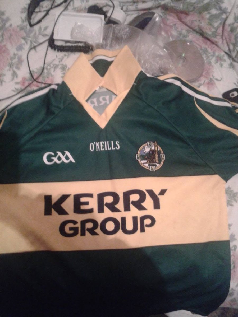 JohnAdamswexIre's tweet photo. 17 years ago in 2009 I was very forturnate get to see Kerry Footballers play in 2009 wore the kerry jersey still have this Ironic jersey 17 years on . #KerryvMayo #UpforTheMatch @RTEOne @RTEsport @Kerry_Official https://t.co/OtJr9sZRN8