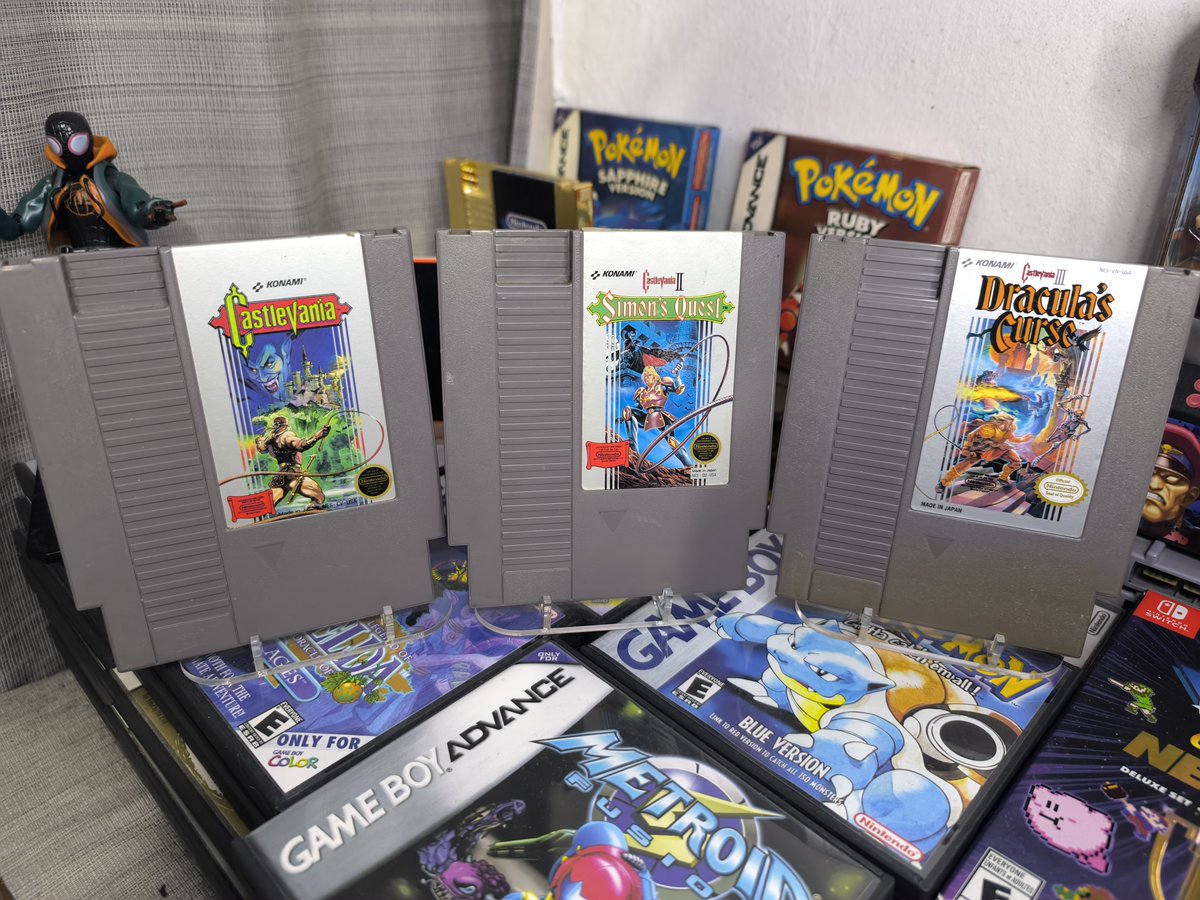 XpinelGaming's tweet photo. Castlevania fue una saga que me costó muchísimo apreciar.

Durante años no fui bueno jugando sus entregas clásicas. Su dificultad y el ritmo más pausado hacían que me frustrara una y otra vez.

Con el tiempo les di una segunda oportunidad... y terminé entendiendo por qué marcaron una época. Hoy disfruto el reto que proponen y pude completar la trilogía original de NES.

Aunque mis favoritos siguen siendo los Metroidvania, sin estos tres clásicos la saga jamás habría llegado a donde está hoy.

Por eso ya forman parte de mi colección. 🦇

¿Ustedes prefieren los Castlevania clásicos o los Metroidvania?

#Castlevania #RetroGaming #NES #Konami #Videojuegos #ColeccionGaming