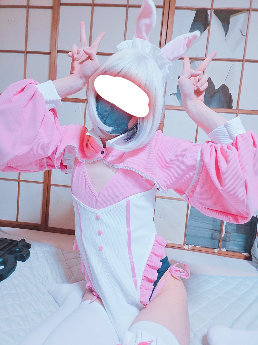 sekiguti_arai's tweet photo. 日曜の朝にバニースーツ衣装を着てるイカれた成人男性 https://t.co/7nh5L0GmFR
