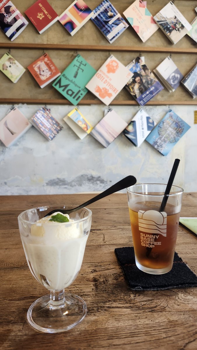 tanutanu_doron's tweet photo. 今月(7/1〜)下北沢のSUNNY BASE COFFEE SHOPさんにてZINEを置いてもらっています。
販売ではなく展示のみ、美味しいドリンクなどをいただきながらZINEを楽しむことが出来る、素敵なお店です。 https://t.co/9tkdF21f9R