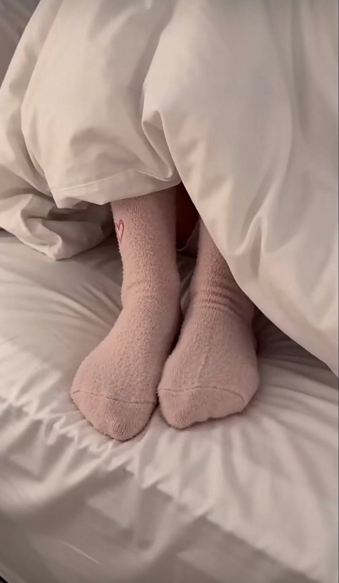 Strawberry99k's tweet photo. Gn losers 🥱 guna sleep in these to make another pathetic pigs dream cum true 💅🏼 #feet #findom https://t.co/rXQhUCru71