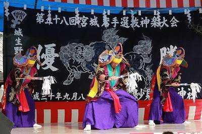 sengei_hiroba's tweet photo. 出張☆せん芸ひろばin仙台駅前イービーンズ。 本日出演は栗原市の「城生野神楽」。 あいにくの雨天ですが、イービーンズ４階杜のガーデンテラスは、半屋外ステージですので上演・体験は実施します。 お客様はレインコートなど羽織って、仙台まちなか異世界体験をお楽しみください。 #せん芸ひろば https://t.co/CeihEUZckJ