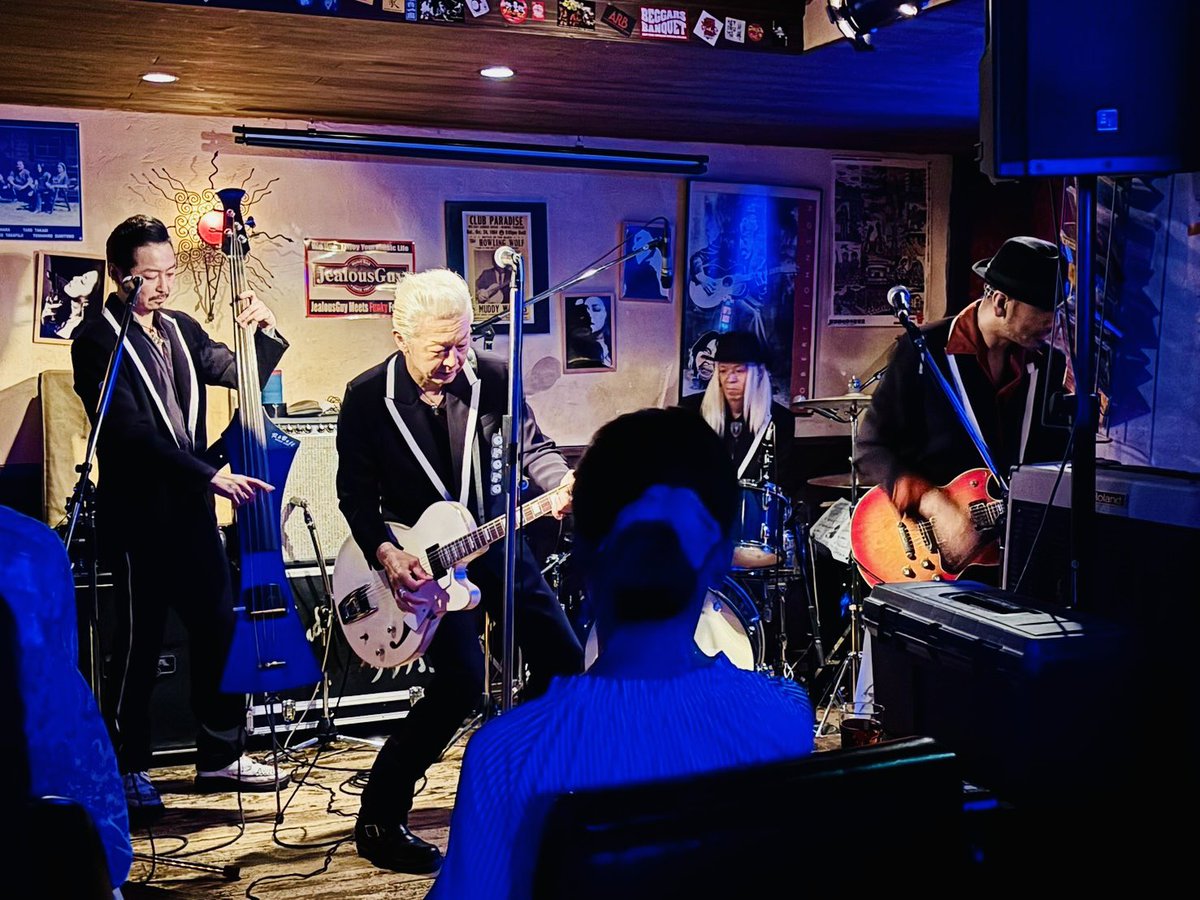 takebow_takeban's tweet photo. 昨夜の金沢
花火大会と被り申し訳ありませんでしたが
それでもなんとか駆けつけてくれた方々に
良き空間を作って頂き
ご機嫌ロックンロールでした
配信のカメラがいつもより近くて
一緒感も増し嬉し恥ずかしでした
カメラ目線数えて下さい
公開リハーサルは現地特典
終わったらクタクタクタでした
押忍 https://t.co/PRjL9xhft2