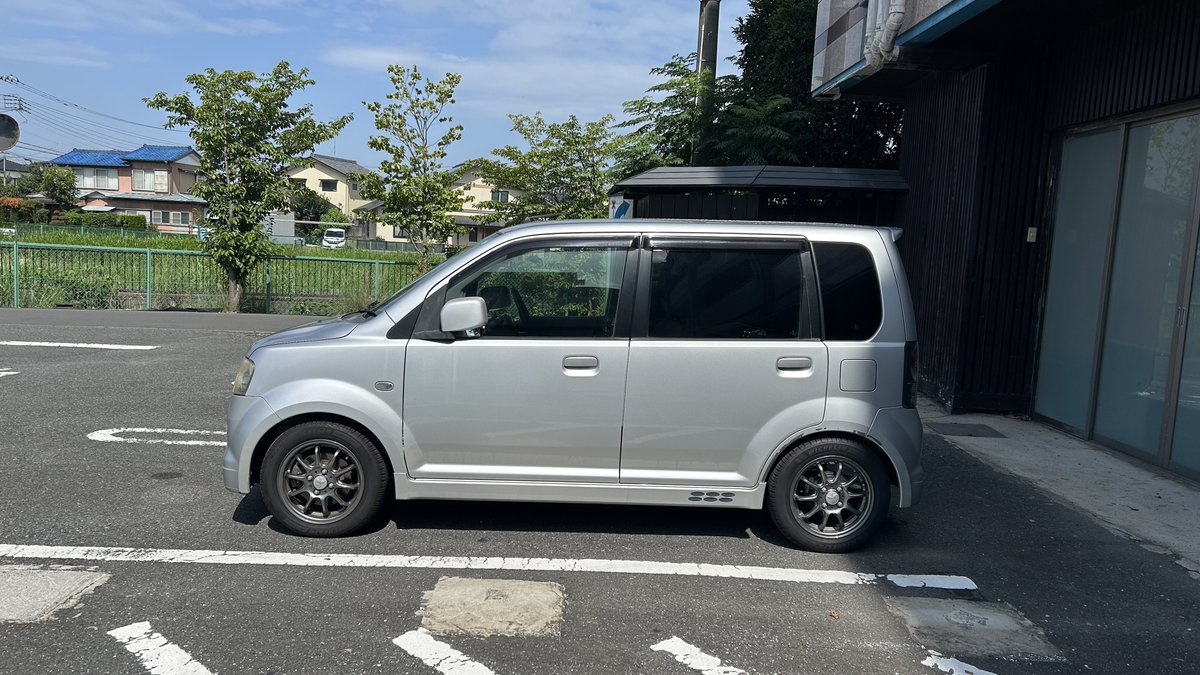 UeshimaM's tweet photo. 【信じなくても良いですw】

「あんな安物ショック弄ったところで良くなるはずがない」

「調整だけでそんな変わるはずがない」

「お客は皆同じこと言ってるからアレはテンプレがあって言わされてるに違いない」

「キマるとかサイコーとかたのちぃとか宗教ぽくてキモい」

ずーっと知らない人に言われてますが（笑）

自分自身も（まぁそういう風に見えるわなぁw）と思ってますよ。

ウチは商店ではなく、愛車の足回りの診療所。

拡販が目的ではなく困ってる人の助けになればと。

自分なりに皆さんの用途目的予算お悩みに対して一人ひとりに向き合って、
なるべくコスパ良く叶える事に真剣にやってるだけです。

「一見割高に見えても結果すごくリーズナブルだ」

と、リピーターさん達には言ってもらえてますから、
自分を信じてくれる人の声だけを信じて突き進むのみです。

そりゃSNSでは見せてない部分も多々ありですから、ココで胡散臭く思われても仕方ないですし。

「あんなの」と言う人は（あー元気でよろしいですな）と思うだけ。

元気じゃない人を診るのが診療所です。

この2枚目の画像の説明も、リピーターさんが勝手に作ってくれました。

めちゃくちゃ嬉しいです。

#オヤジの自分語り
