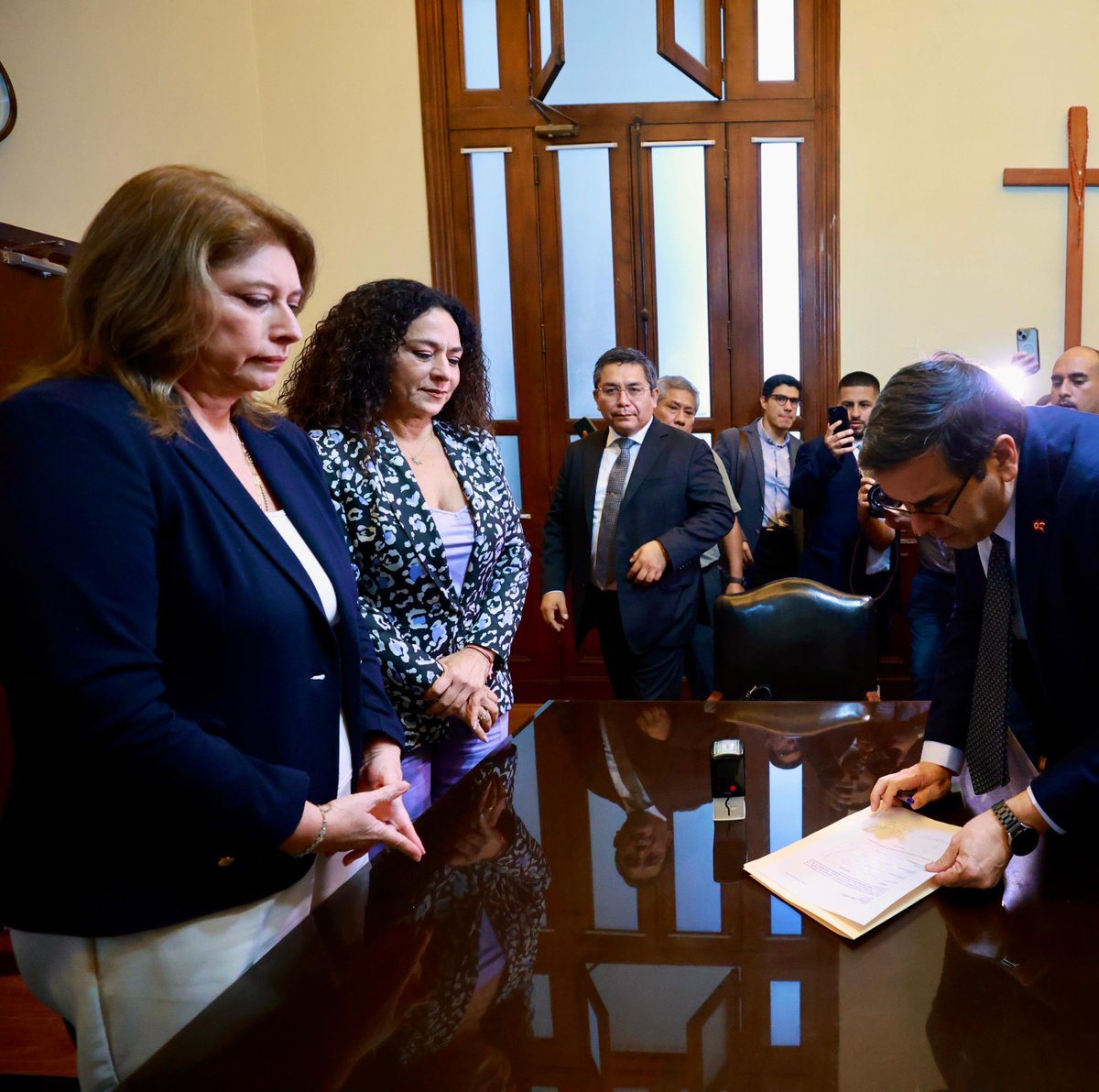 BankadaFP's tweet photo. Nuestra vocera la diputada por Fuerza Popular Cecilia Chacón y los diputados por Renovación Popular Roxana Rocha y Félix Chang presentan oficialmente la lista a la Cámara de Diputados. 🏛️🇵🇪 https://t.co/SWMzltnQL2