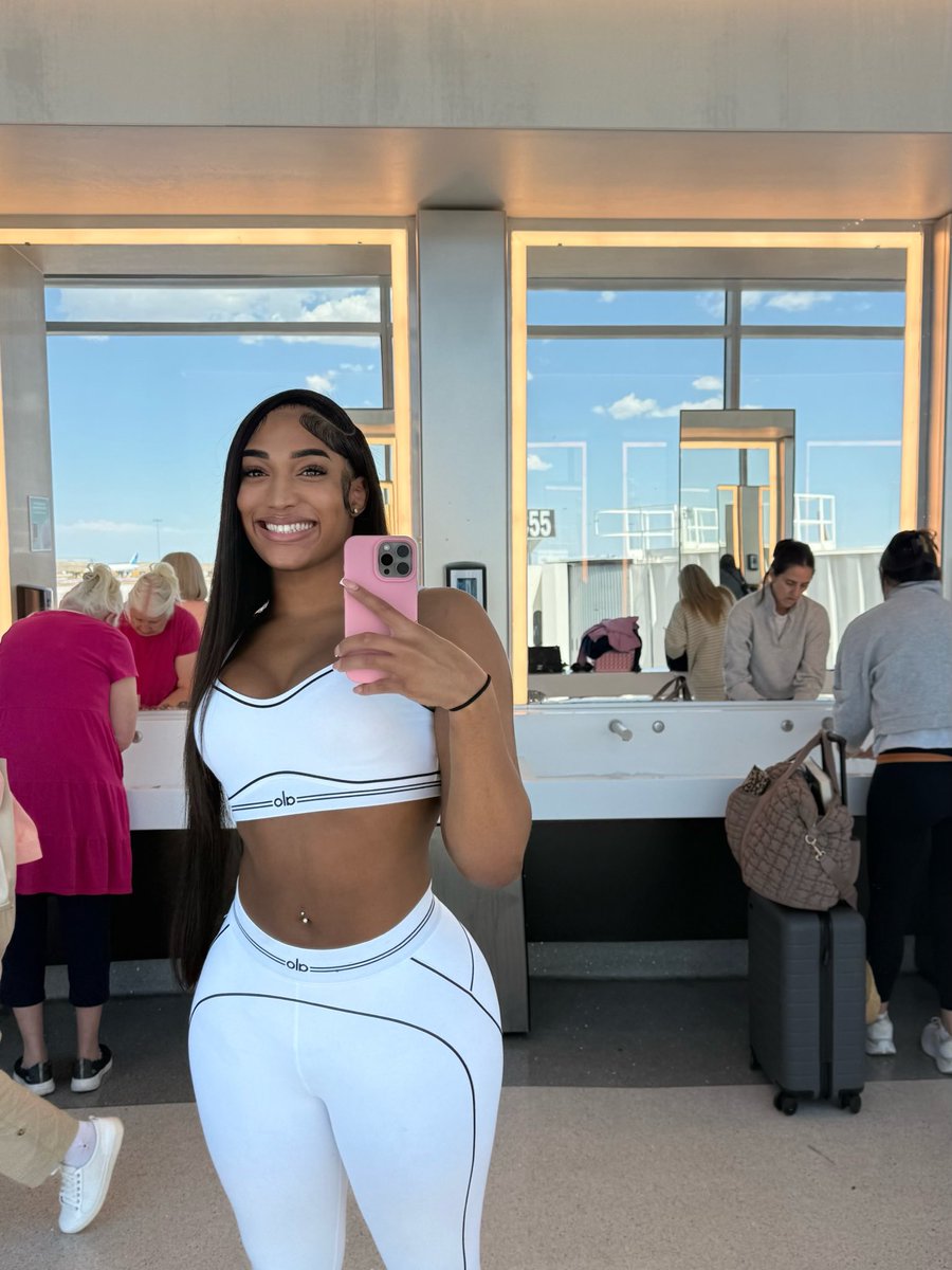 searching4monae's tweet photo. Im back dallas book me ❤️ https://t.co/AG1940nDgq
