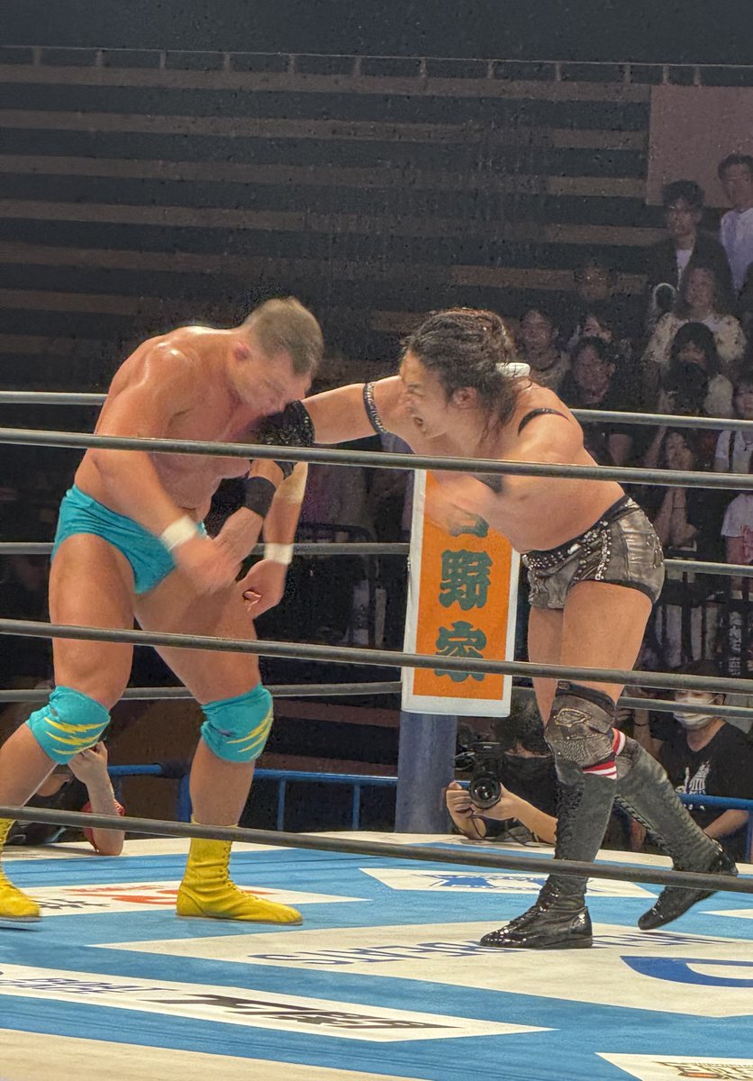hitomiracle's tweet photo. 強さ全開のTAKESHITAを観られて大満足！それもこれもボルチンも強すぎるからこそ。
プロレスにおける「強さ」にはいろいろあると思うけど、フィジカルと技と魅せ方、全面で強い者同士の試合で得られるエネルギーを吸収した。
会場を大盛り上がりにする、とてもいい試合だった。
 #G1CLIMAX36 https://t.co/MLzhNMFCOS