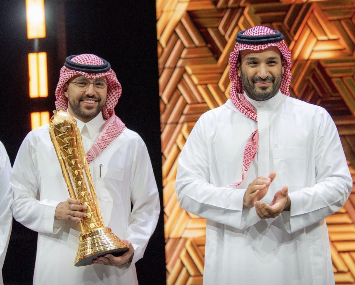 MrMrKlNG's tweet photo. مساعد الدوسري في الرياضيات الإلكترونية 🇸🇦💚

مثل 3 منظمات :

- فالكونز من 2017-12-23 إلى 2018-05-27 (الفترة الأولى)
- منظمة Rogue من 2018-05-27 إلى 2019-09-25
- منظمة @TundraEsports من 2019-11-07 إلى 2021-10-09 
- فالكونز من 2021-10-11 — إلى الآن (الفترة الثانية)

البطولات : 

🥇 بطولة FC Pro 26 Open Cup لشهر يناير – منطقة الشرق الأوسط
🥇 كأس العالم للرياضات الإلكترونية (مرتين) مع فريق فالكونز (2024–2025)
🥇 بطل تصفيات كأس العالم للمنتخبات FIFA 23 – الشرق الأوسط وأفريقيا
🥇 بطل تصفيات FIFA 23 Global Series – منطقة الشرق الأوسط
🥇 كأس العالم للمنتخبات FIFA 21 – الشرق الأوسط وأفريقيا
🥇 بطل تصفيات FIFA 21 Global Series – بلاي أوف غرب آسيا وجنوب أفريقيا
🥇 بطل تصفيات FIFA 21 Global Series – التصفيات الثانية لمنطقة غرب آسيا
🥇 كأس الصيف FIFA 20 – منطقة الشرق الأوسط وأفريقيا
🥇 كأس العالم FIFA 19 على الإكس بوكس
🥇 كأس أبطال FIFA 19 لشهر أبريل
🥇 كأس أبطال FIFA 19 لشهر ديسمبر – النهائيات
🥇 كأس العالم FIFA eWorld Cup 2018
🥇 كأس أبطال FIFA 18 في مانشستر
🥇 بطولة FIFA 17 لمنطقة باقي العالم

💰 مجموع الجوائز : 814 ألف دولار - 3 مليون و 58 ألف ⃁

الإنجازات الأخرى : 
- التكريم من سمو ولي العهد الأمير محمد بن سلمان ٣ مرات
- تأسيس منظمة فالكونز لصناعة المحتوى و الرياضات الإلكترونية
- عضو في المجلس الاستشاري للقدية (الرياضات الإلكترونية و الألعاب)
- أفضل فريق رياضات إلكترونية على مستوى العالم لعاميين متتالين (ESPORTS AWARDS)
- المشاركة في منتدى العالم القادم كمتحدث عن الرياضات الإلكترونية

مسيرة ذهبية لبطل عالمي شرفنا في المحافل الدولية 💚🇸🇦

@Msdossary7