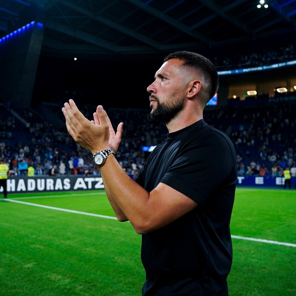 FCPorto's tweet photo. “É incrível estar de volta e sentir novamente a energia e a paixão dos nossos adeptos”

Mister Farioli 👊 #PortoDeHonra https://t.co/qe5afXJTph
