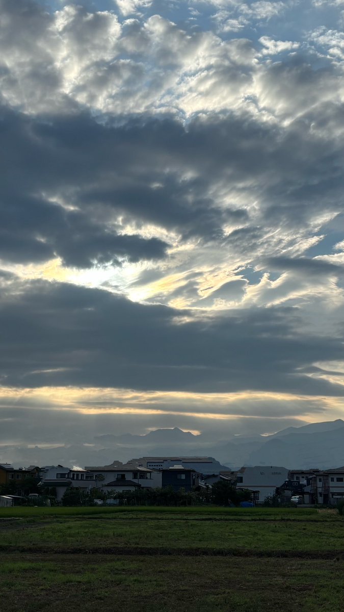osa0206's tweet photo. おはようございます、今朝は涼しいですね。
東の空は雲が☁️多いですが、西の空は青空です。 https://t.co/hECkSovqed