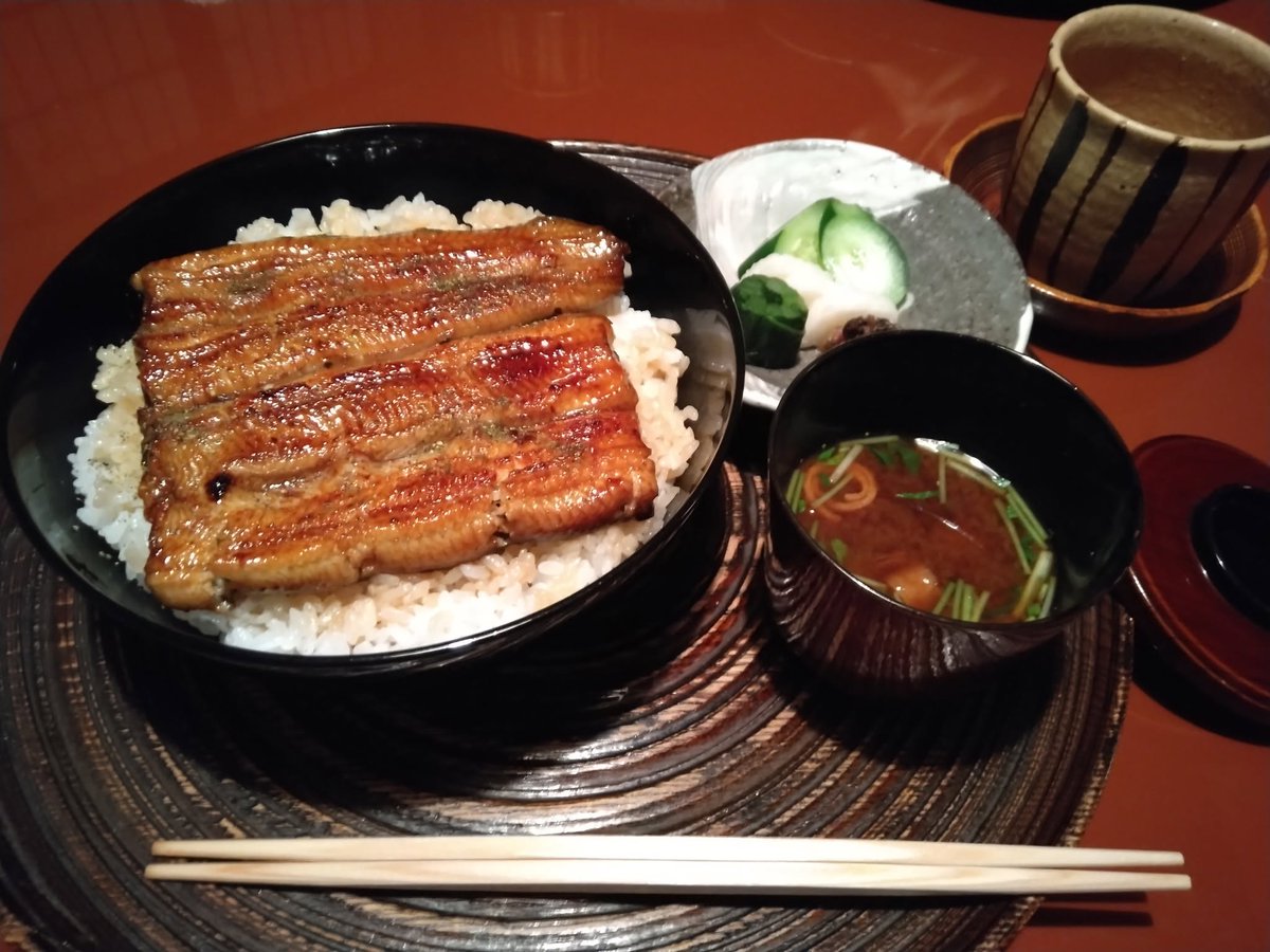 CD94698818's tweet photo. 今日は土用丑の日。昨年12月の東京道中にて、銀座『竹葉亭』にて人生で初めて鰻屋さんで食した鰻丼。
濃厚なる脂が辛口のタレと相まって、ご飯とのハーモニーとなる。それが脳天を直撃し、無条件に旨いのである。
ひと手間かけて蒸していることもあり、箸で切れてしまうことにも驚かされたものだ。 https://t.co/4qF9egEGTy