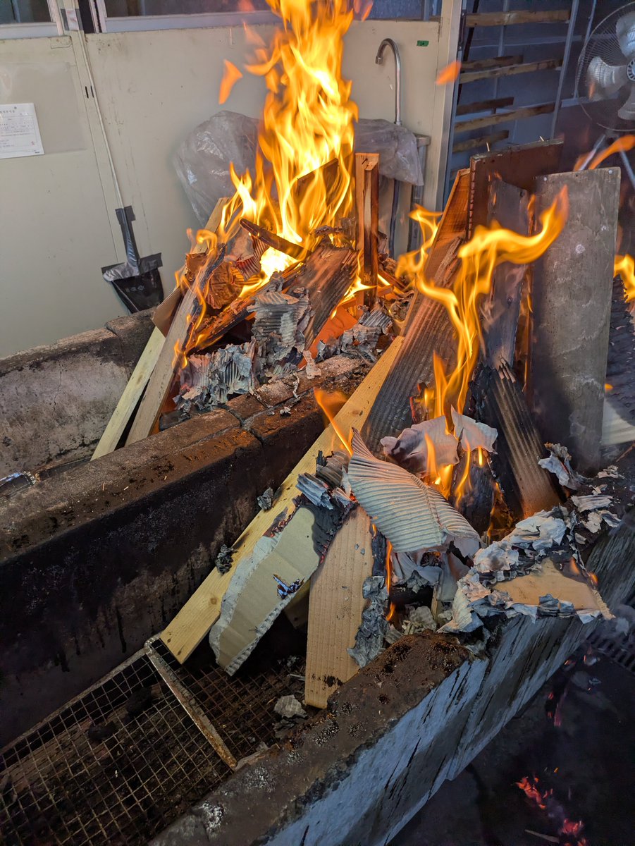 lapin3443's tweet photo. 大人の火遊び
本日本番着火🔥
目標1600尾 https://t.co/5RVqUb5hQo
