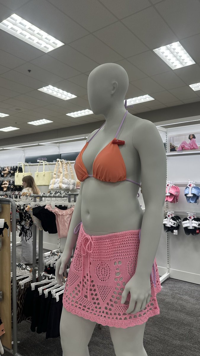 maea8719's tweet photo. these target mannequins have such beautiful normal bodies https://t.co/fONllCVzcZ