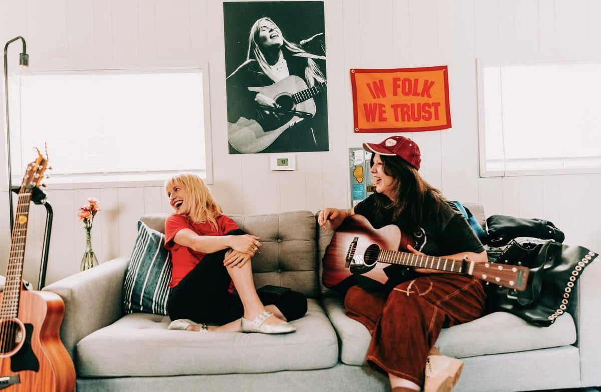 forverisafeelng's tweet photo. just saw a comment of someone saying it’s like watching the sun and the moon collab :( they’re so cute https://t.co/tuBPM9hMsJ