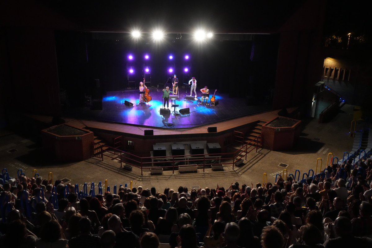 AytoLeganes's tweet photo. 🌙🎶 Las #LunasDelEgaleo2026 han vuelto a demostrar por qué son una cita cultural  imprescindible del verano regional 

🎙️ El broche musical lo puso @zenetoficial con su inconfundible fusión de jazz, bolero, swing y canción de autor, conquistando al público con una voz única y elegante. 

🌛 En el ‘Last Dance’ de este año, la concejala de Cultura @MercedesULEG ha acompañado a un público entregado y ha tenido oportunidad de saludar al artista multidisplinar (también es pintor) de raíces malagueñas

✨ ¡Nos vemos bajo las estrellas el próximo verano! 🫂