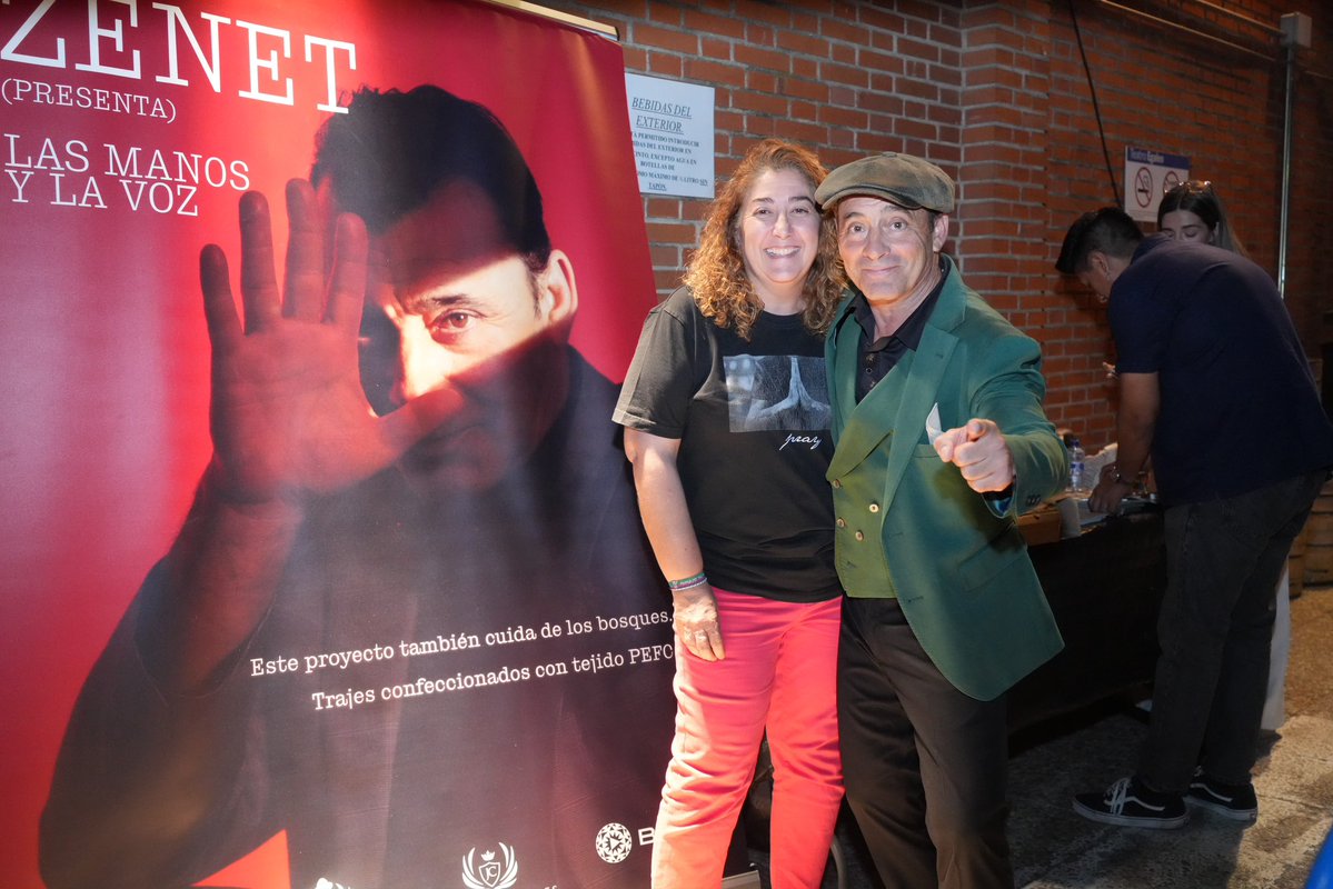 AytoLeganes's tweet photo. 🌙🎶 Las #LunasDelEgaleo2026 han vuelto a demostrar por qué son una cita cultural  imprescindible del verano regional 

🎙️ El broche musical lo puso @zenetoficial con su inconfundible fusión de jazz, bolero, swing y canción de autor, conquistando al público con una voz única y elegante. 

🌛 En el ‘Last Dance’ de este año, la concejala de Cultura @MercedesULEG ha acompañado a un público entregado y ha tenido oportunidad de saludar al artista multidisplinar (también es pintor) de raíces malagueñas

✨ ¡Nos vemos bajo las estrellas el próximo verano! 🫂