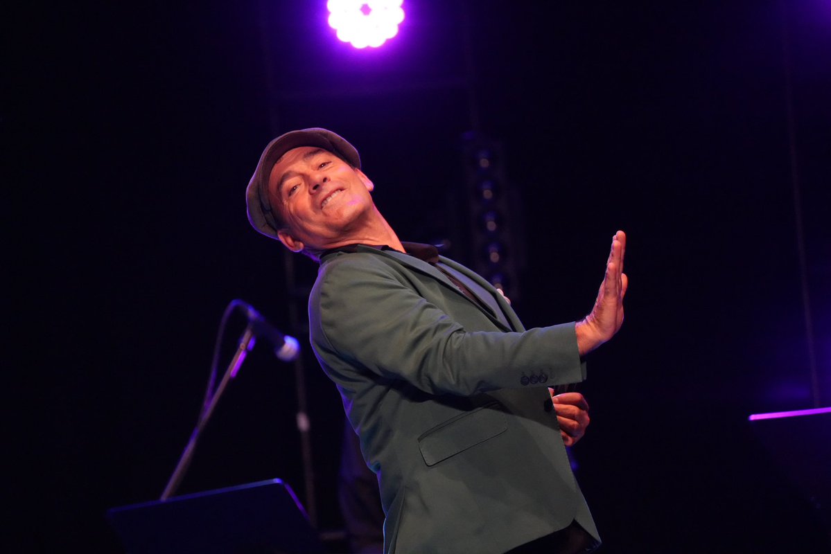 AytoLeganes's tweet photo. 🌙🎶 Las #LunasDelEgaleo2026 han vuelto a demostrar por qué son una cita cultural  imprescindible del verano regional 

🎙️ El broche musical lo puso @zenetoficial con su inconfundible fusión de jazz, bolero, swing y canción de autor, conquistando al público con una voz única y elegante. 

🌛 En el ‘Last Dance’ de este año, la concejala de Cultura @MercedesULEG ha acompañado a un público entregado y ha tenido oportunidad de saludar al artista multidisplinar (también es pintor) de raíces malagueñas

✨ ¡Nos vemos bajo las estrellas el próximo verano! 🫂