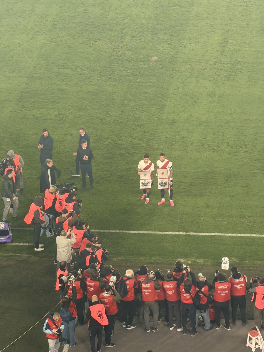 MBiffara's tweet photo. Reconocimiento a Cachete y Ota en el monumental https://t.co/xuNAA5dMjH