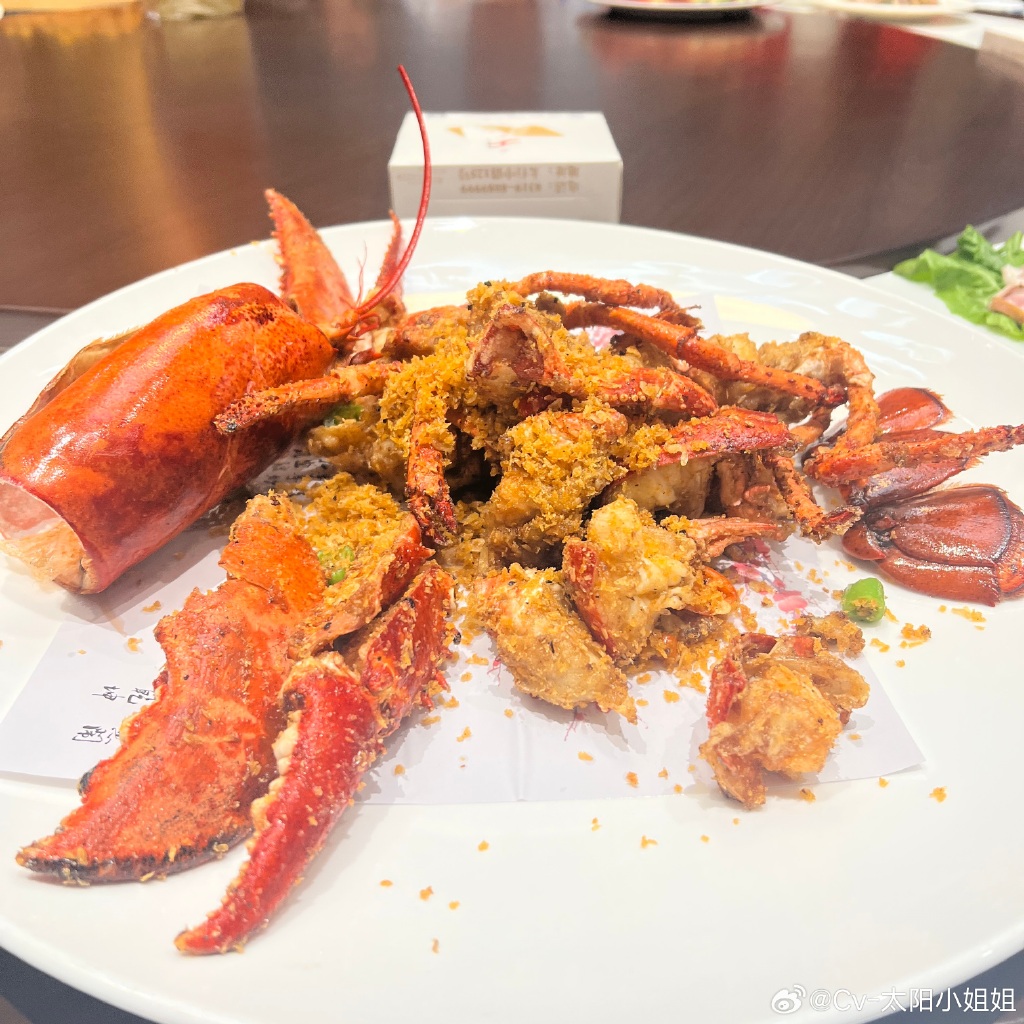 J797982873988's tweet photo. 刚下班偶遇老巷口的酱爆臭豆腐，浇上蒜蓉辣酱臭香直钻鼻子，烫得嘶嘶吸嘴也不肯停！ https://t.co/m3ygQ9q4mJ