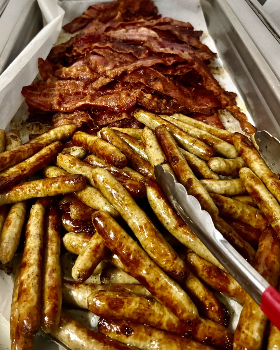 blacknalaska's tweet photo. Breakfast is served!! Today’s menu is fluffy pancakes made with sprite soda, crispy seasoned hashbrowns, crispy bacon and sizzling hot sausage links, lastly fried rice with ground sausage and diced green bell peppers. Enjoy! https://t.co/tho1o3gg9N