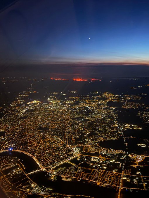 Mifhyz_Off's tweet photo. Je viens de trouver cette photo sur X et je ne sais pas si cela est fake ou pas.

En tout cas je confirme c'est bien la ville de Bordeaux !

Courages à nos héros qui sont entrain de tout faire pour protéger la population ! ❤️

#Gironde #Incendies #FeuxDeForêt #Bordeaux https://t.co/15txRd9jek