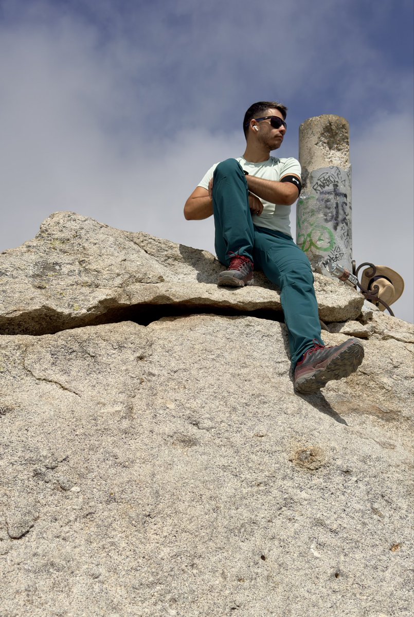 acoolteacher5's tweet photo. En el techo de Gredos y del Sistema Central! 
📍Pico Almanzor (2.591 m) ⛰️🥾😍 https://t.co/FPKhVBbugD