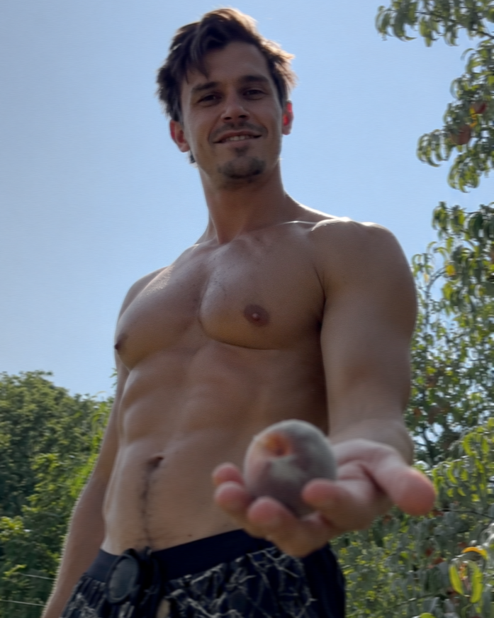 POPin4k's tweet photo. 'QUEER EYE' star Antoni Porowski via his husband's IG https://t.co/2QcphEbWY2