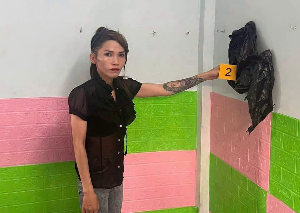 ZaneBte's tweet photo. ❗️ Mới thức giấc đã thấy tin này rồi

Ngọc Trinh bị tạm giữ vì tàng trữ trái phép chất m.t anh em ạ

Zane dụi mắt mấy lần khi thấy tin này 🥴 

Trinh ơi là Trinh, sao vậy hả em 

Cuối có ảnh bắt quả tang em Trinh nhé https://t.co/5Mzakt2BzJ