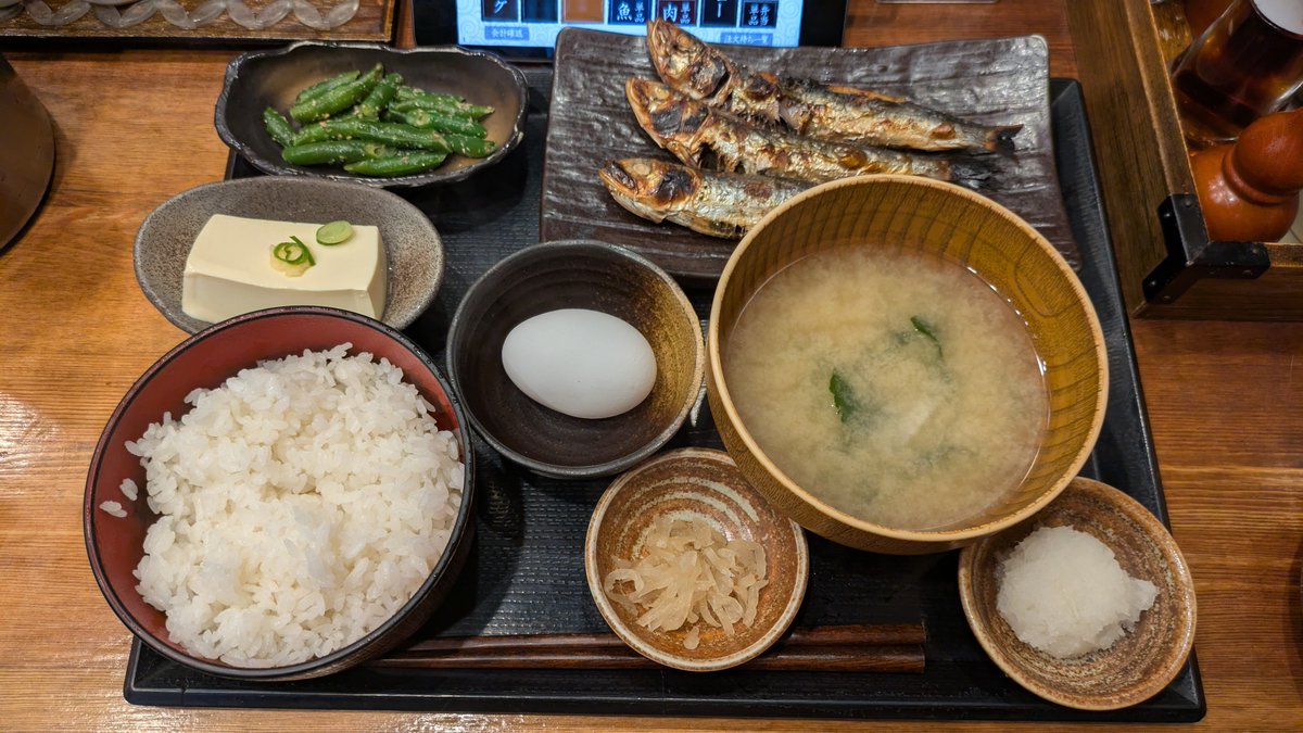 tm2t's tweet photo. しんぱち食堂。3羽いわし定食、生玉子、インゲン胡麻和え、冷奴。小鉢が朝は？33円で付け過ぎてしまう。戦略に負けた。いわししょっぱ過ぎちゃう？おろしに醤油は要らんかったな。豆腐と玉子掛けご飯にも無くていいくらいしょっぱかった https://t.co/SxIGtw4D3Q