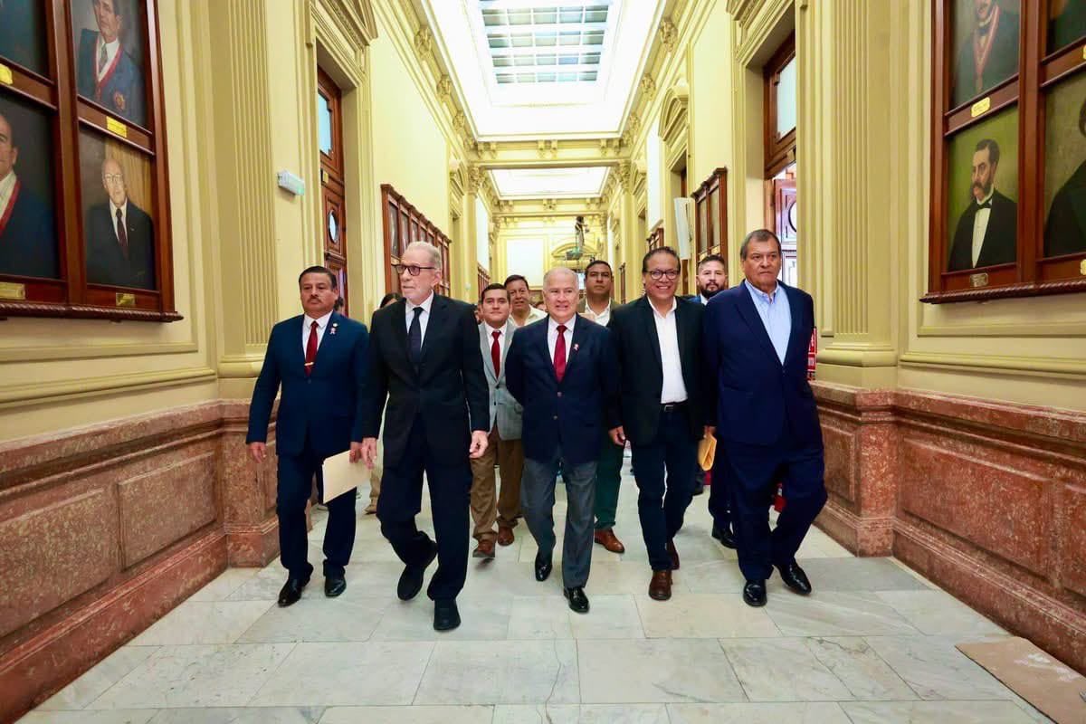 ocram's tweet photo. bien bonita su fotos, amigos opositores. pero la orden de sus partidos debe ser *que todos sus congresistas enseñan su voto*.

sin eso, van a perder, otra vez. farmear aura no lo es todo. https://t.co/ocKyLnmaBj