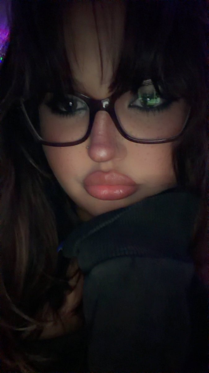 hannasbananas11's tweet photo. i’m waitinggg..pay up💋💸

#goddess #paypig #findom #lips #lipgloss https://t.co/749qmic6BI