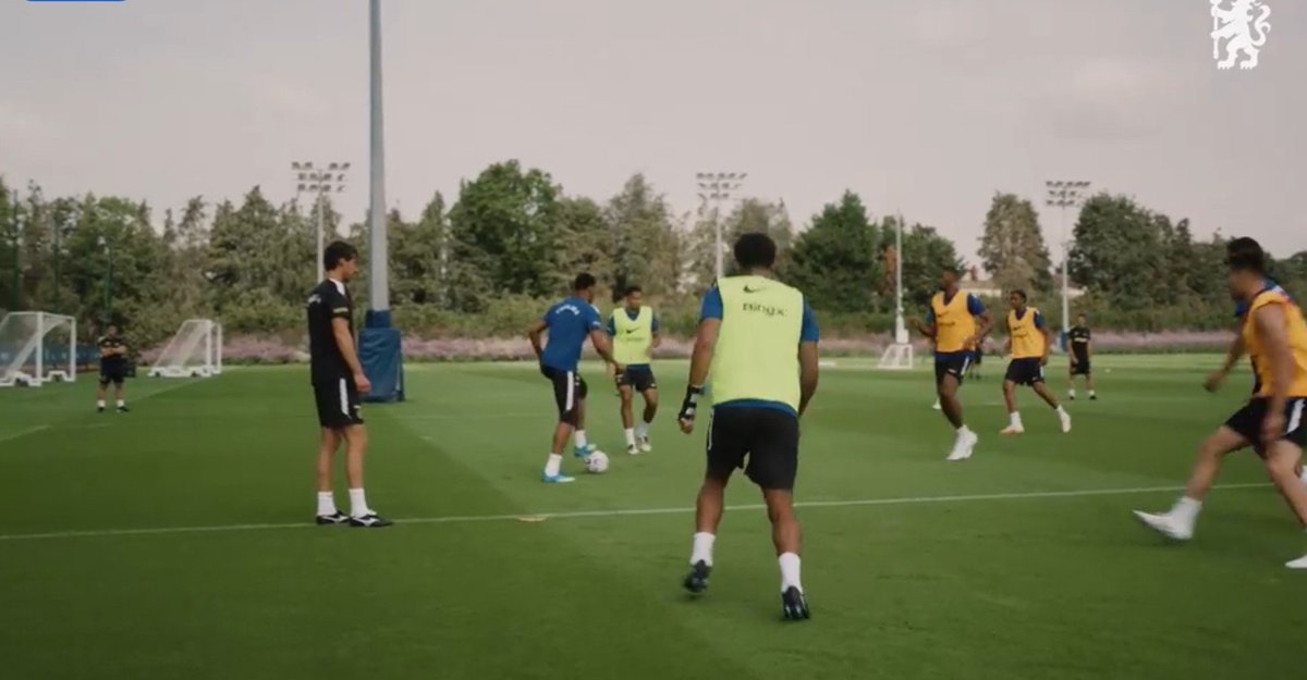 MobyChe's tweet photo. Very interesting training drill set up from Alonso. Almost in a 3-2-4-1 set up sort of? 

But different positions with different bibs.

Colwill and Fofana- 🟩 bibs same with Essugo and Lavia in the pivot.

Josh is in the Centre of Colwill and Fofana which is interesting. Xabi sees him as someone who can play the CCB role? No bib for Josh.

Wouldn't read much into those pressing them with 🟧 bibs as attackers because Tosin, Anselmino and is it Suboloye as such make them up and they are also CBs so almost like if the ball goes tk the other teams they to act like a back 3 in possession? Idk

Emenalo is like Josh without a bib on the left. Palestra on the right. Palmer CAM, Estevao on the right, Joao up top and Gittens LW, no bibs. Thats going to be our starting front 4 in preseason from what it looks like. Quenda on the right side with 🟧 bib means when he faces the other wah he becomes a RW too. Then the middle players on 🟧 Watson and who? Delap too 🟧 bib on the other side.