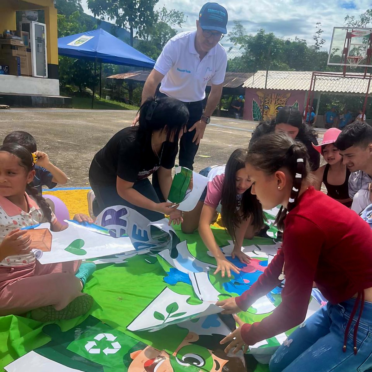 SBVerdeCund's tweet photo. 🎲 A través del juego y la lúdica fortalecemos hábitos responsables que impulsan la cultura del reciclaje y el cuidado de los recursos naturales. Porque educar hoy es construir una #Cundinamarca más limpia, sostenible y comprometida con el ambiente. 💚 #BienestarVerde https://t.co/6wZodBFjQk