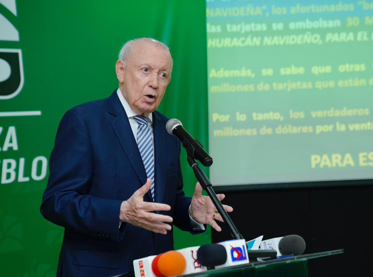 FPBaniOficial's tweet photo. El exvicepresidente de la República y miembro de la Dirección Política de la Fuerza del Pueblo, Rafael Alburquerque, afirmó que las propias estadísticas oficiales no guardan coherencia con el discurso del Gobierno sobre la reducción de la pobreza.

#FuerzaDelPueblo 
@RafaelFAdC https://t.co/rYRjvzTEx8