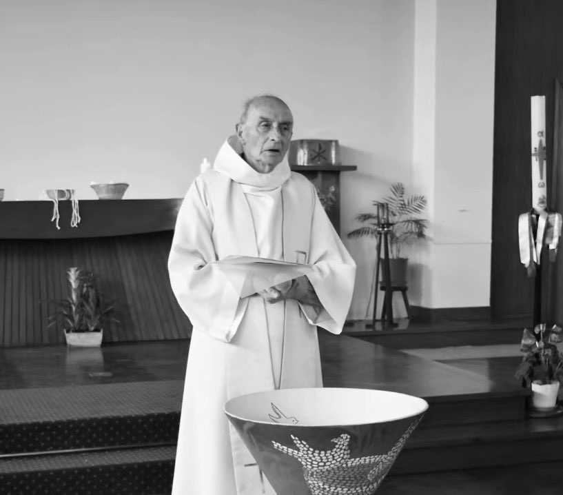 mic57330021's tweet photo. Père Jacques HAMEL - 85 ans
Décédé le 26 juillet 2016
En juillet 2016, la France perdait une nouvelle fois l'un des siens. Ce matin-la, alors qu'il célébrait la messe dans la petite église de Saint-Étienne-du-Rouvray, en Normandie, le père Jacques Hamel était assassiné par deux terroristes. Il avait 85 ans. Une pensée pour lui. ☦️✝️